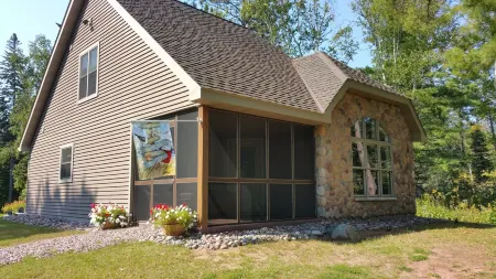 Two bedroom cottage near beautiful Herbster beach. Отели в г. Кловер