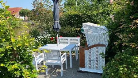 Fernblick: Chic, Colorful 2-Room Apartment with Balcony in a Top Location Directly on the Siel