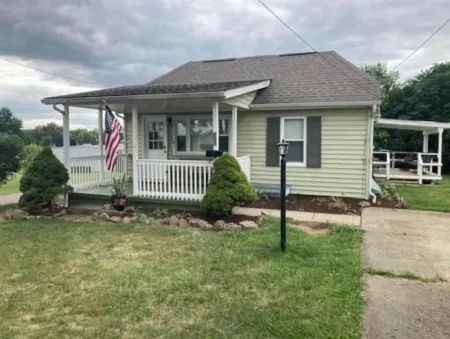 Cozy city cottage, one floor, covered porches, quiet neighborhood Отели в г. Licking County