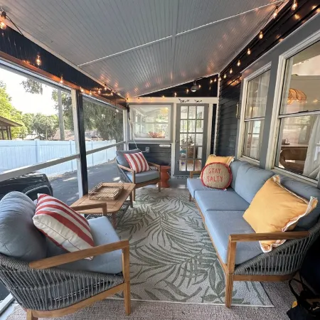 Charming 2-bedroom cottage in downtown Mount Dora with RV parking, pets welcome