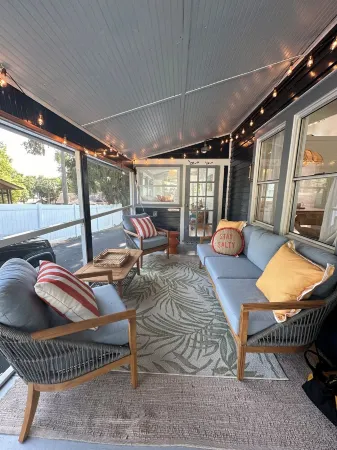 Charming 2-bedroom cottage in downtown Mount Dora with RV parking, pets welcome Отели рядом с достопримечательностью «Walmart Garden Center»