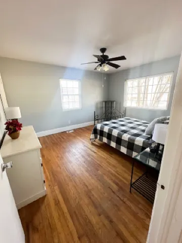 2 Bed, 1 Bath home Near Hospital & Hospice Ideal for Medical or Family Visits! Hotels in Greenwood