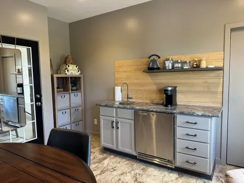 Great bedroom with private bathroom & Lounge above a local Diner