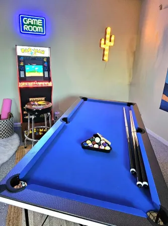 2' to downtown, 10' to JT park, King bed, game room, arcade, firepit, hammocks