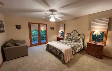 Sunsets in the Smokies. Secluded but not remote. 10 minutes north of Franklin.