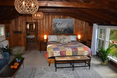 Cozy cottage surrounded by nature - 5 min to town and beaches Các khách sạn gần University of Rhode Island