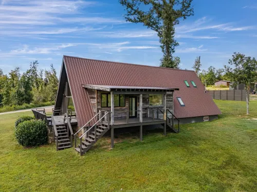 Modern 4 Bedroom A-Frame on 21 Private Acres Hotels in Ooltewah