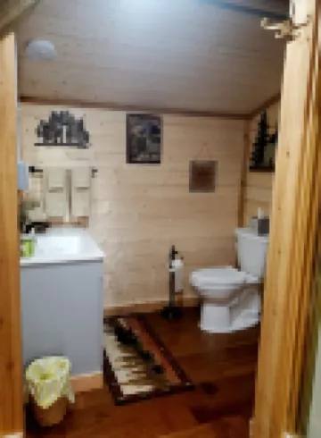 Cozy cabin close to white water rafting, ziplining, hiking & Harrah's casino.