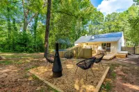 Designer Home With Pool Sleeps 12! Hotels near Audio Advice