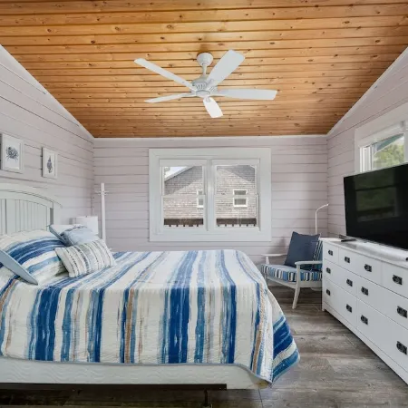 Finlandia: 3BR Avon cottage. Dog-friendly - steps from pristine beach!
