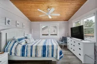 Finlandia: 3BR Avon cottage. Dog-friendly - steps from pristine beach!
