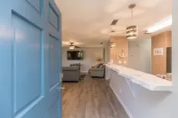 Cozy, 2nd floor apt 5 min walk to bch. PET friendly. FREE bottle of PROSECCO