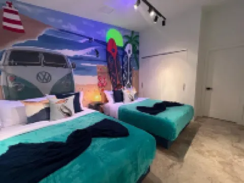 Flamingo's Resort/ Arcade Machine/Heated Pool/ 5 Bedrooms/ Pool Table/ BBQ