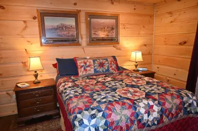 3 Bedroom, 2 Bath Cabin with a Private Creek, Fire Pit, WiFi Hotels near Parks Place Convenience Store