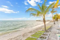 Discount! Beautiful Home, Dock, Cabana Club Membership, Pool, Beach!