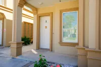 Lovely 2-bedroom unit with a pool & workspace