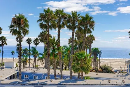 Carnelian Calm Stylish Beachside Escape with Rooftop Pool, BBQ & Ocean Views Отели рядом с достопримечательностью «Парк Темескал Гейтуэй»