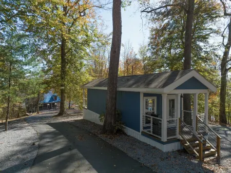 Cozy 1-Bedroom Tiny Home 1/2 Mile from Marina and Boat Ramp #405! Отели в г. Джеймстаун