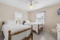 Beach House - Private Dock + Walk to the Beach - Homestays