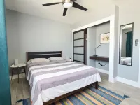 Modern 3BR house next to Airport & Strip! - Bungalows