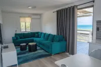 Ocean Blue Cottage ~ Stunning Ocean Views ~ All Linen Incl & Pets Welcome! Hotels in Guilderton
