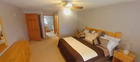 Spacious 3 Bedroom Condo at Northern Bay Resort. Lake, beach, golf, pool & more.