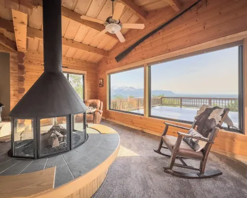 Luxurious Cabin in Alaska w/ Hot Tub & Cedar Sauna โรงแรมในเลซีเมาน์เทน