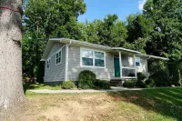 Hillside Haven with King Suite Hotels in Weaverville