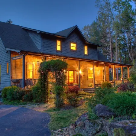 Unbelievable Mountain Cabin on the Historic Chattahoochee River- 3/26 Remodel