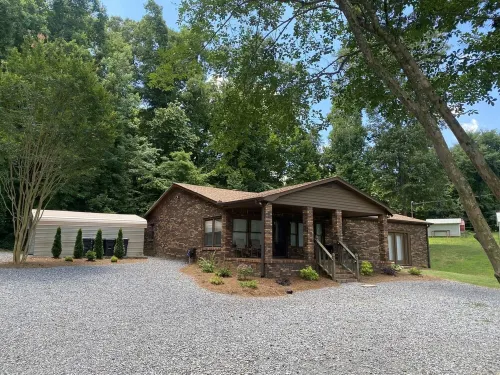 Recently Renovated Home w/private boathouse on main channel of Lake Guntersville