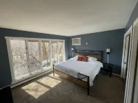Spacious & Cozy home on The Apple River- Hiking, Tubing, Skiing, Racing, 12+ ppl