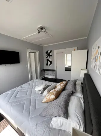 Lovely 1 bedroom apartment Отели рядом с достопримечательностью «Crown Plaza»