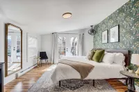 Boutique Downtown Oasis: Hot Tub + Views + 5 min from Everything!