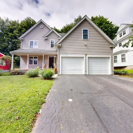 Spacious 4-bedroom house in charming Worcester with AC, WiFi