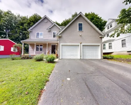 Spacious 4-bedroom house in charming Worcester with AC, WiFi 伍斯特酒店