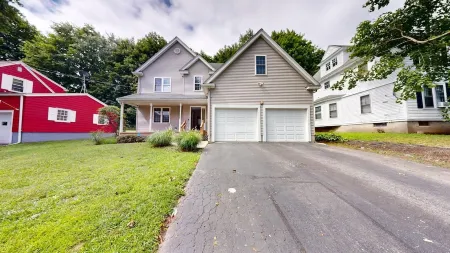 Spacious 4-bedroom house in charming Worcester with AC, WiFi Отели рядом с достопримечательностью «Lambda Chi Alpha»