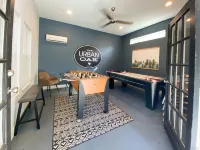 1930s Home, King bed, sleeps 8, Gameroom, walk to Main St