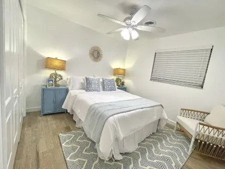 Downtown Stuart Coastal Cottage Отели рядом с достопримечательностью «Island Root Kava Bar»