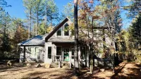 NEW, modern 3 bed, 3.5 bath cabin with hot tub and huge deck - summer bliss!