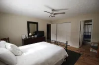 Comfortable lake living, pool access, 3 miles to marina
