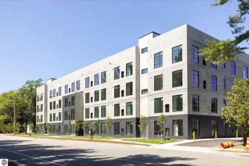 BOHO CONDO w/Rooftop Hot Tubs! 2 minutes to downtown TC & Beaches. Dog Friendly!