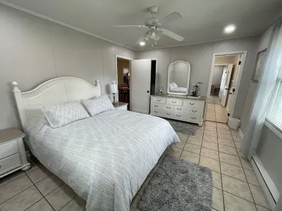 1 Block from Beach! 4Bed 2Bath Beachhouse. Now Booking for Late Summer and Fall! Burkes Outlet附近的飯店