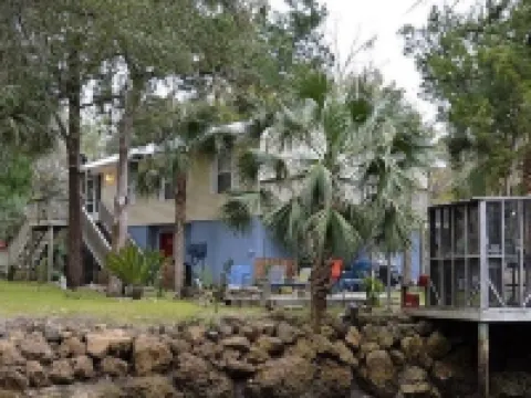 GULF ACCESS  home w/ dockage, private yard & 2 min walk to eat and stores! Hotels in Steinhatchee