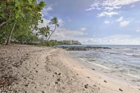 Paradise Private Unit, Ocean View, Queen Bed, Downtown Kona Отели рядом с достопримечательностью «Маниниауоли Бич»