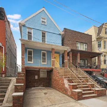 Spacious Victorian with Parking Available Отели рядом с достопримечательностью «Станция PATH Newport»