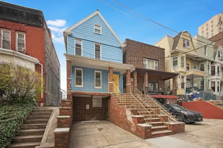 Spacious Victorian with Parking Available Отели рядом со станцией Железнодорожная станция Grove Street