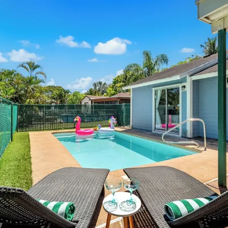 Jupiter Palm Oasis! Lakefront Pool Home w/ Game Room, BBQ, Beach Chairs, Coffee!