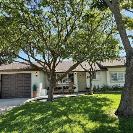Beachside Daytona Beach Shores 5 min walk to beach, restaurants and more!