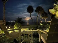 Waterfront luxury bungalow with private beach, paddleboards, kayaks and bikes! Hotels in Jensen Beach