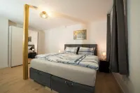 Schöne Groß Ferienwohnung 79m² mit 2 Bad Ideal für Familie und Gruppe, 3.og Hotels in 